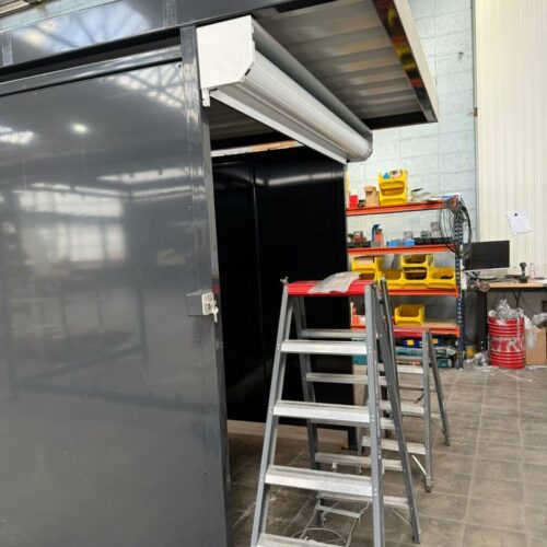 Aflsuitbare overkapping voor automaten en statiegeldmachines 20 Produceren van afsluitbare overkapping van een betaalautomaat door SKWShop